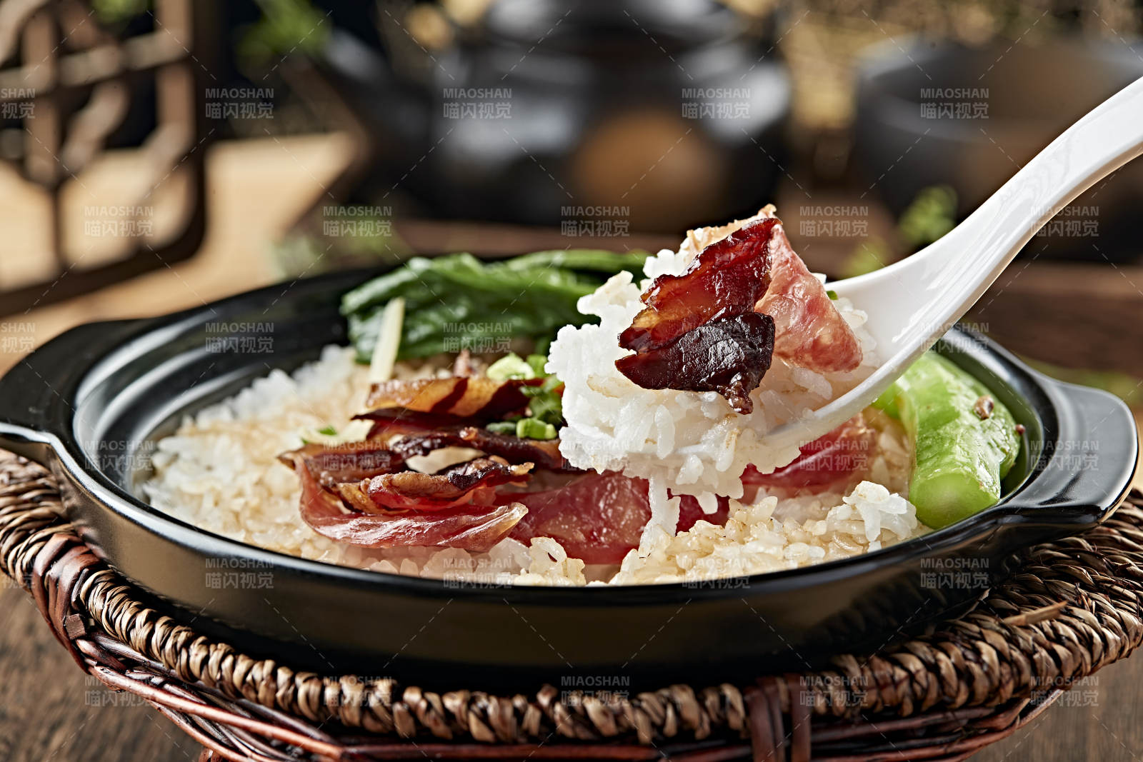 港式茶餐腊味双拼煲仔饭图片