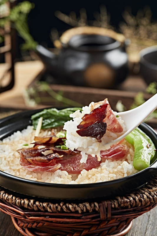 港式茶餐腊味双拼煲仔饭图片