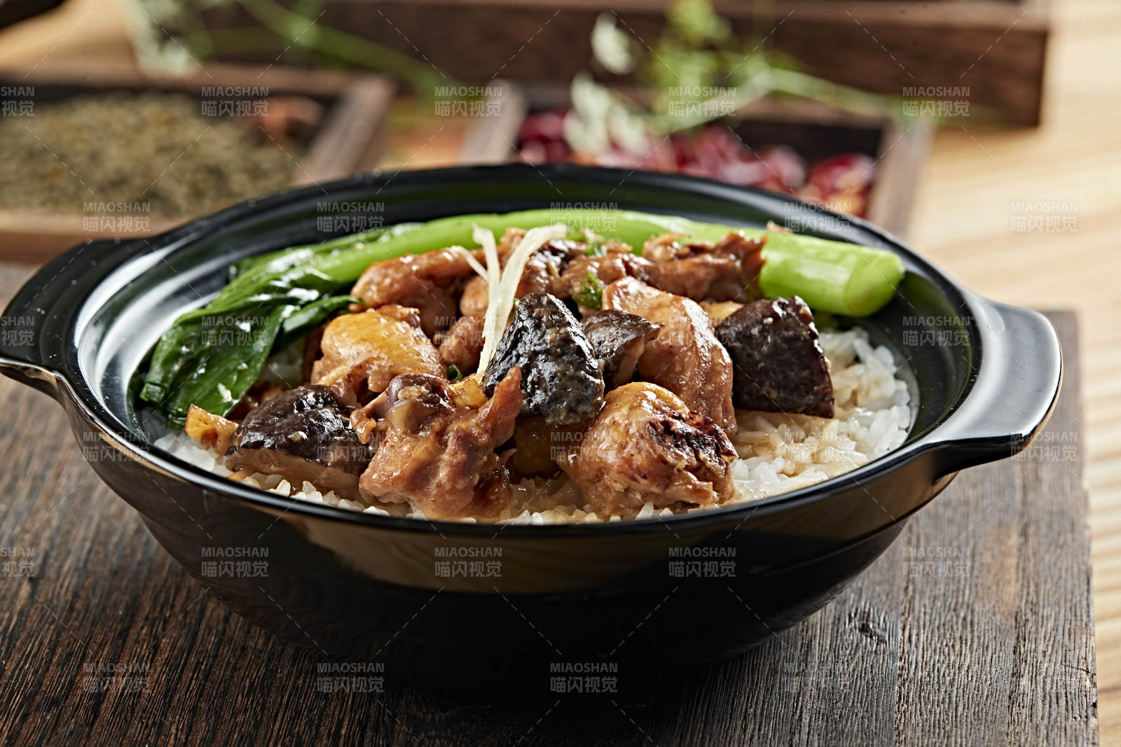 港式茶餐香菇鸡块煲仔饭图片