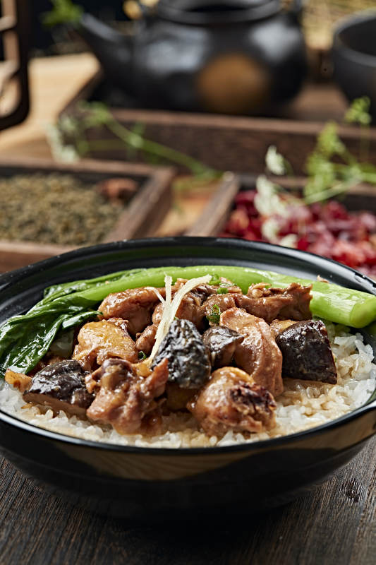 港式茶餐香菇鸡块煲仔饭图片