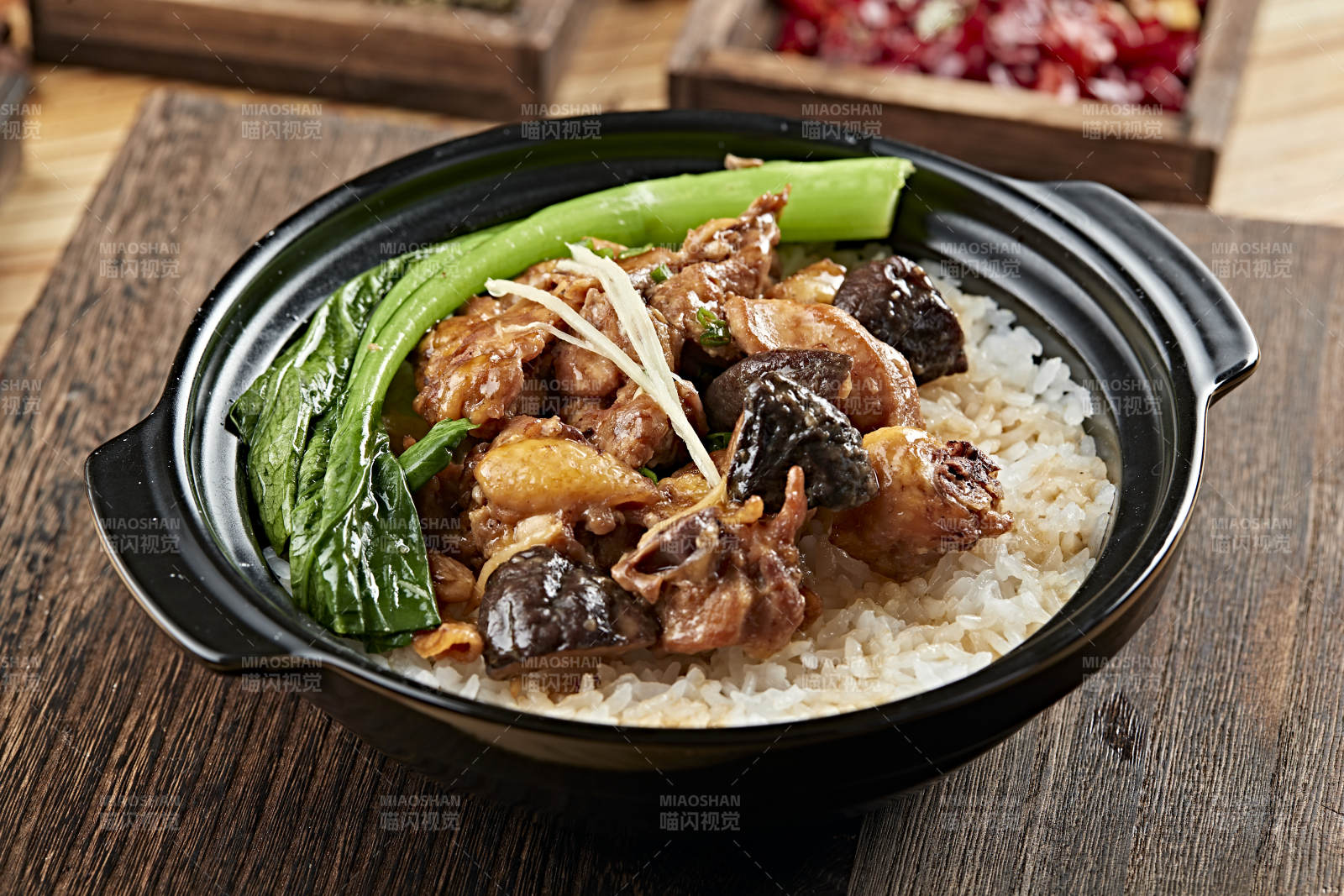 港式茶餐香菇鸡块煲仔饭图片