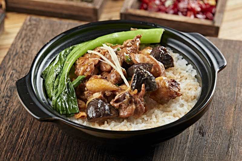 港式茶餐香菇鸡块煲仔饭图片