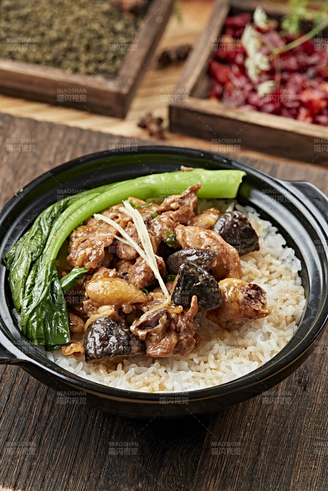 港式茶餐香菇鸡块煲仔饭图片