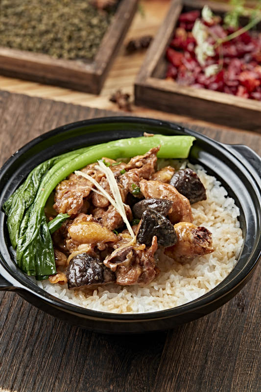 港式茶餐香菇鸡块煲仔饭图片