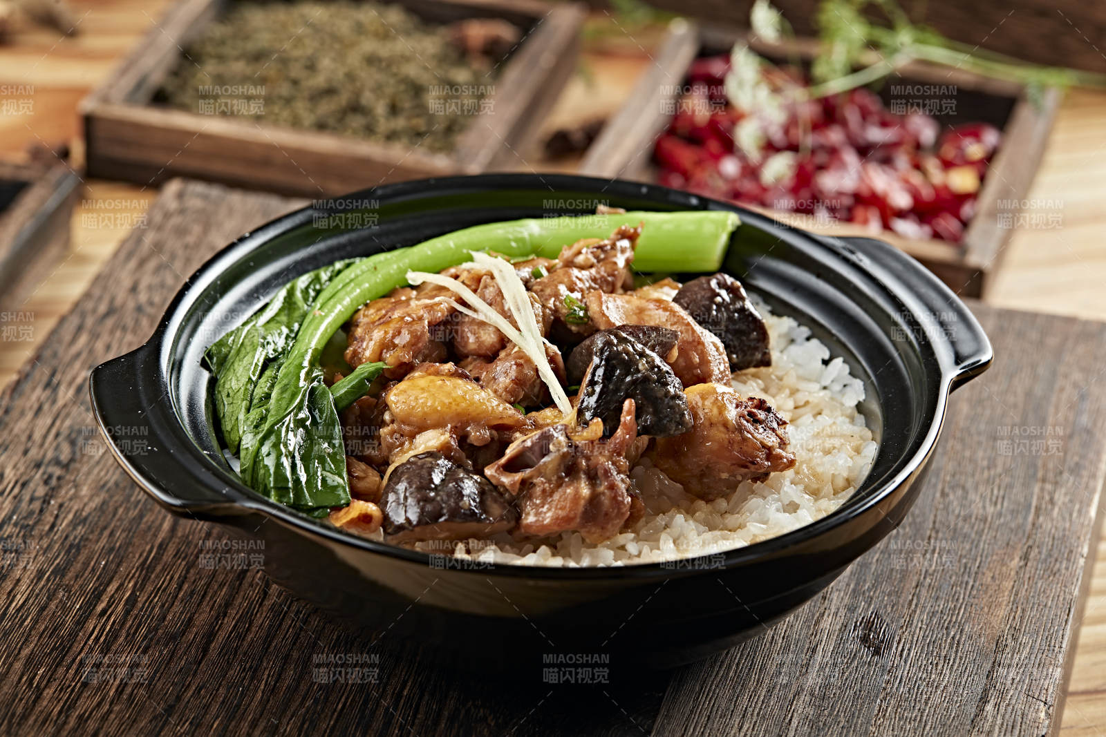 港式茶餐香菇鸡块煲仔饭图片