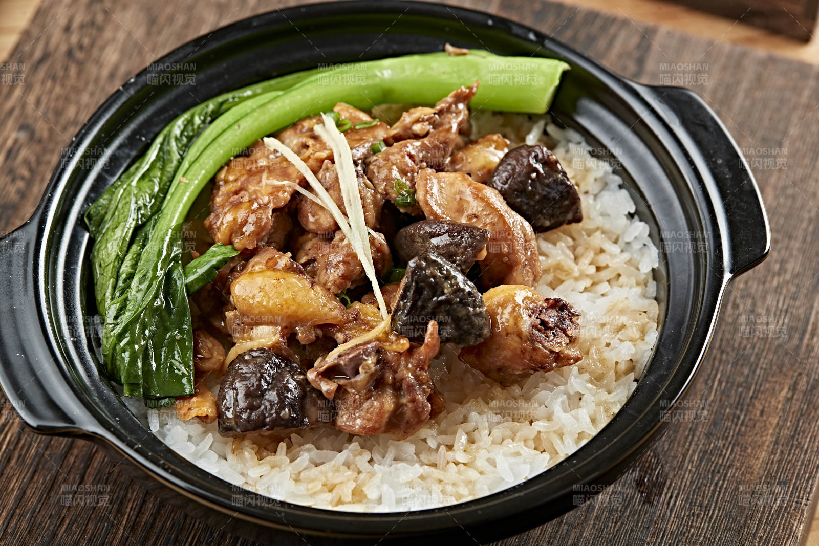 港式茶餐香菇鸡块煲仔饭图片