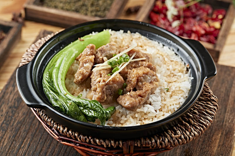 港式茶餐排骨菜心煲仔饭图片