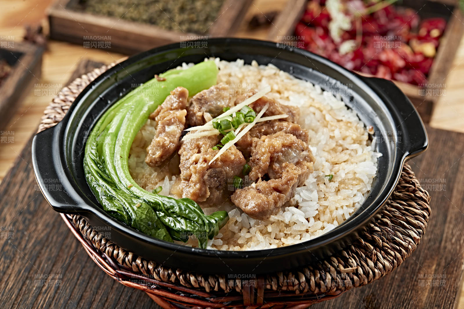 港式茶餐排骨菜心煲仔饭图片