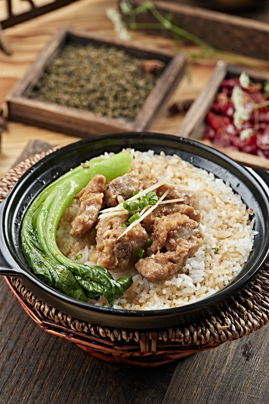 港式茶餐排骨菜心煲仔饭图片