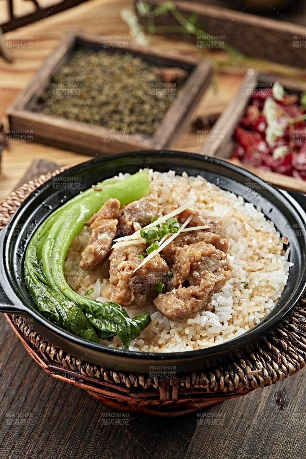 港式茶餐排骨菜心煲仔饭图片