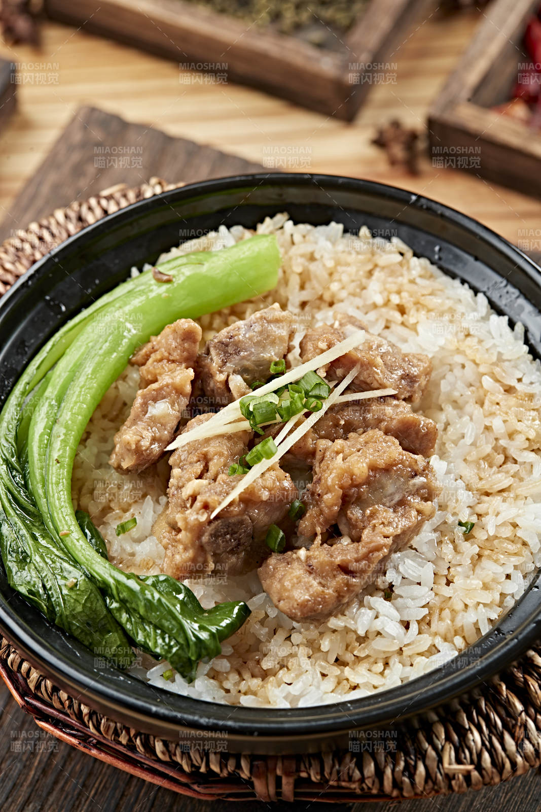 港式茶餐排骨菜心煲仔饭图片