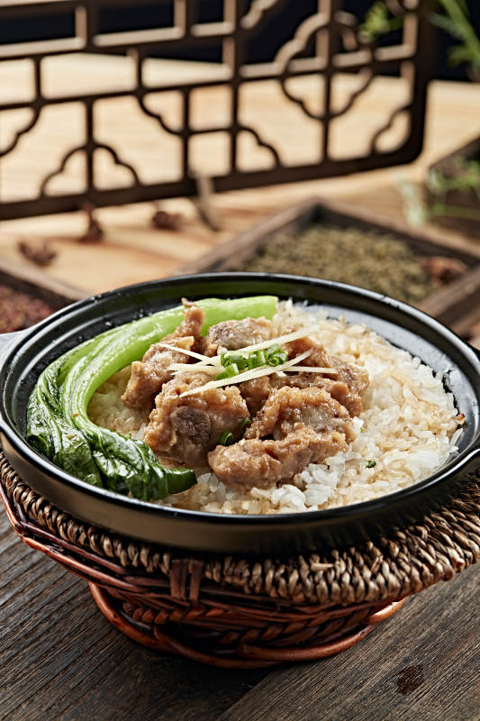 港式茶餐排骨菜心煲仔饭图片