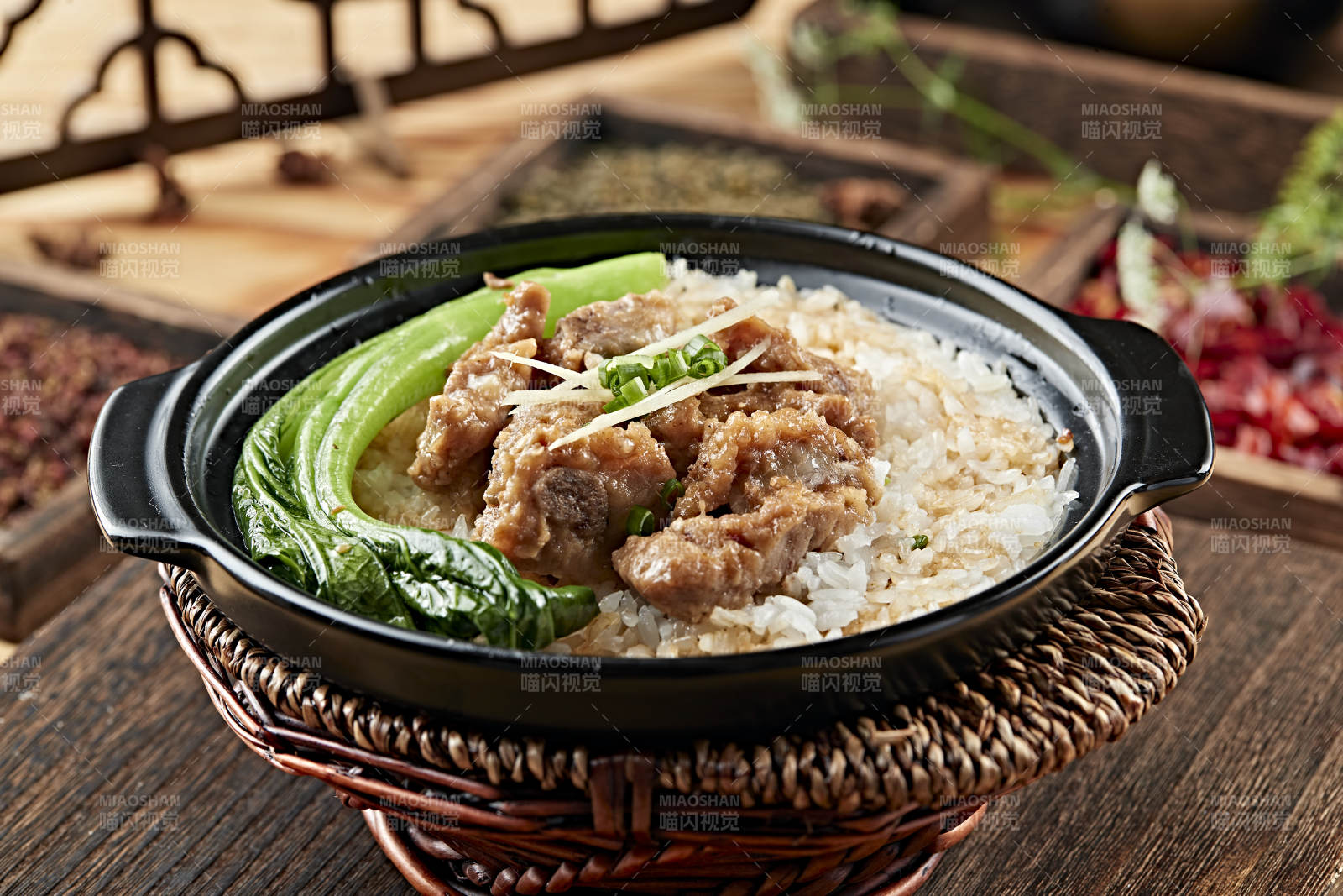 港式茶餐排骨菜心煲仔饭图片