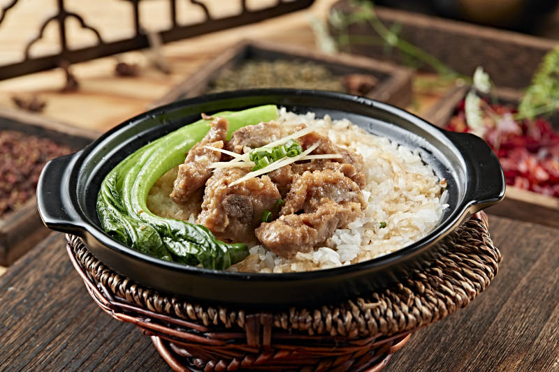 港式茶餐排骨菜心煲仔饭图片