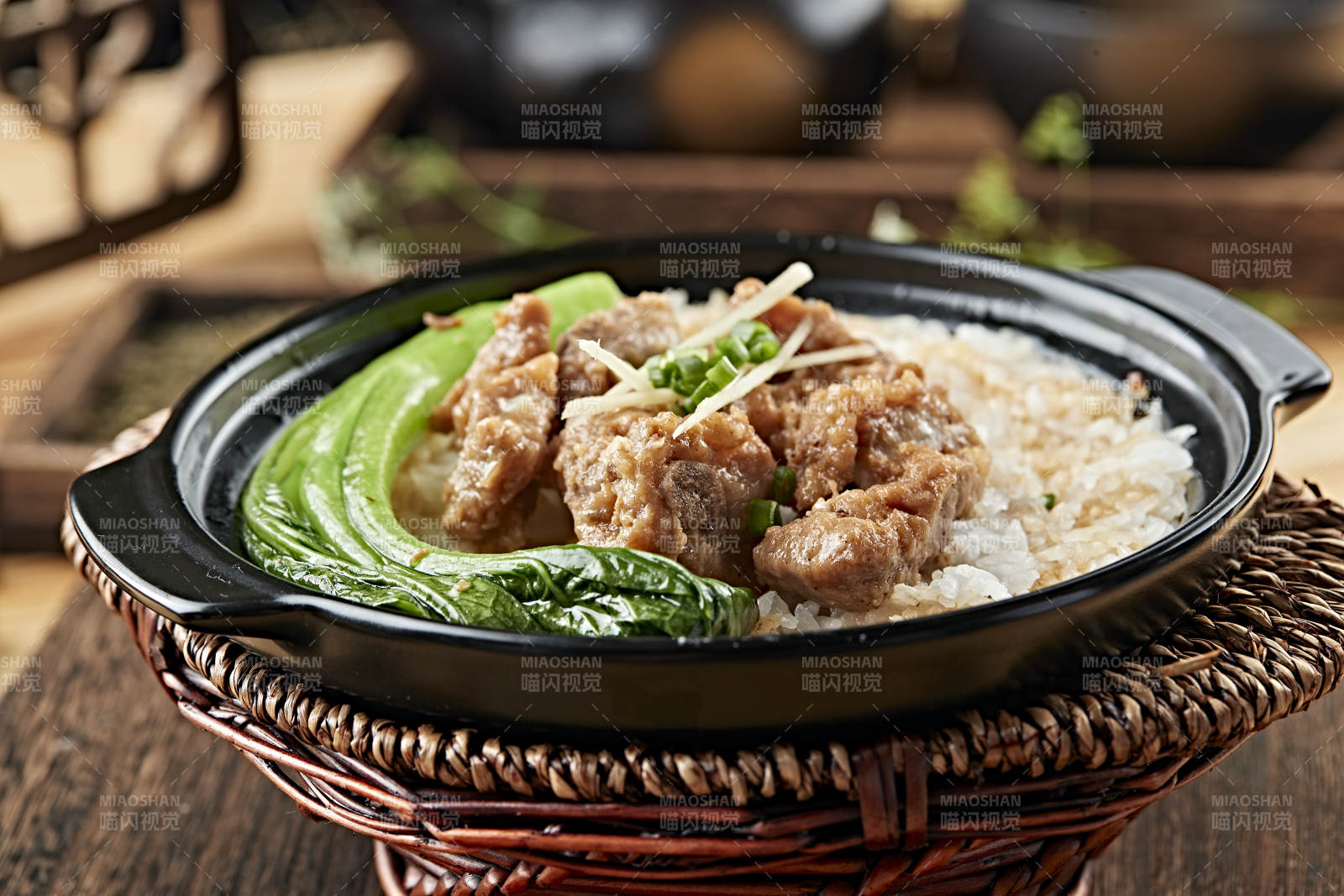 港式茶餐排骨菜心煲仔饭图片