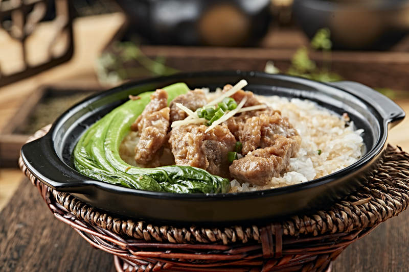 港式茶餐排骨菜心煲仔饭图片