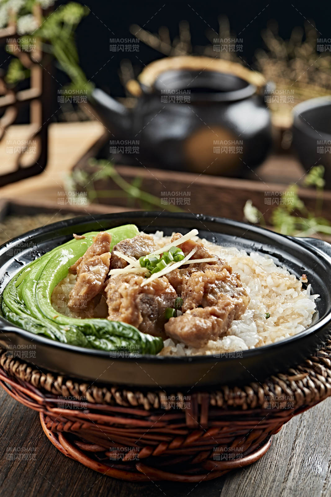 港式茶餐排骨菜心煲仔饭图片