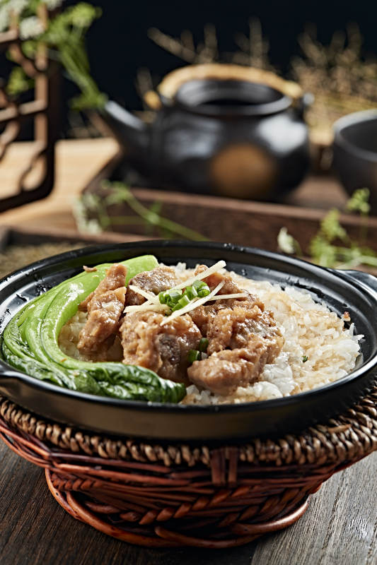 港式茶餐排骨菜心煲仔饭图片