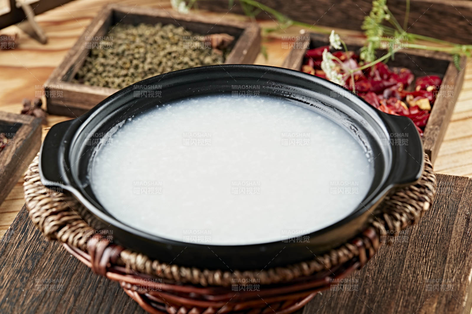 港式茶餐砂锅白米粥图片