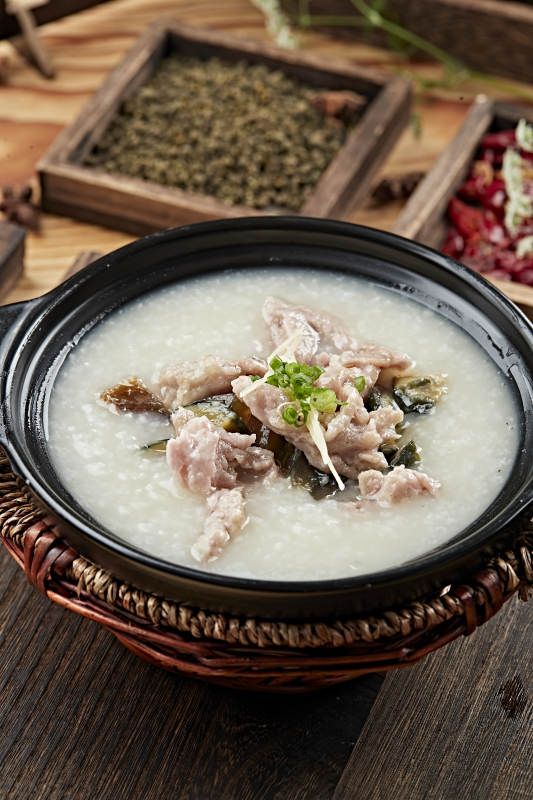 港式茶餐砂锅皮蛋瘦肉粥图片