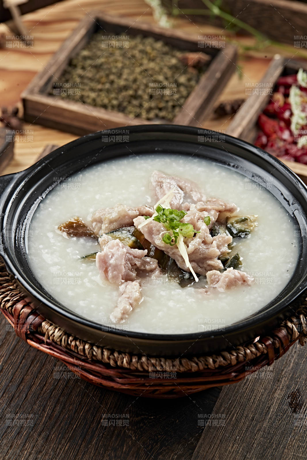 港式茶餐砂锅皮蛋瘦肉粥图片