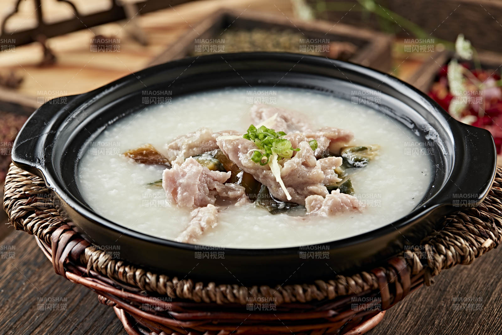 港式茶餐砂锅皮蛋瘦肉粥图片