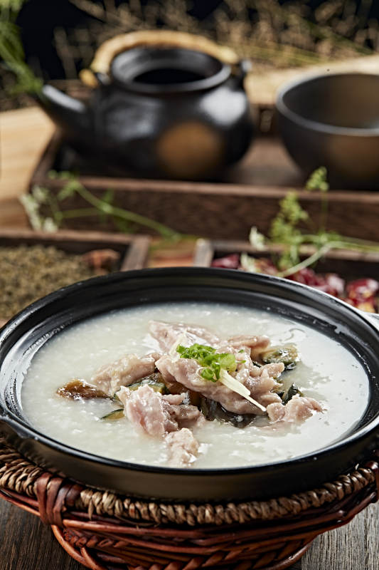 港式茶餐砂锅皮蛋瘦肉粥图片