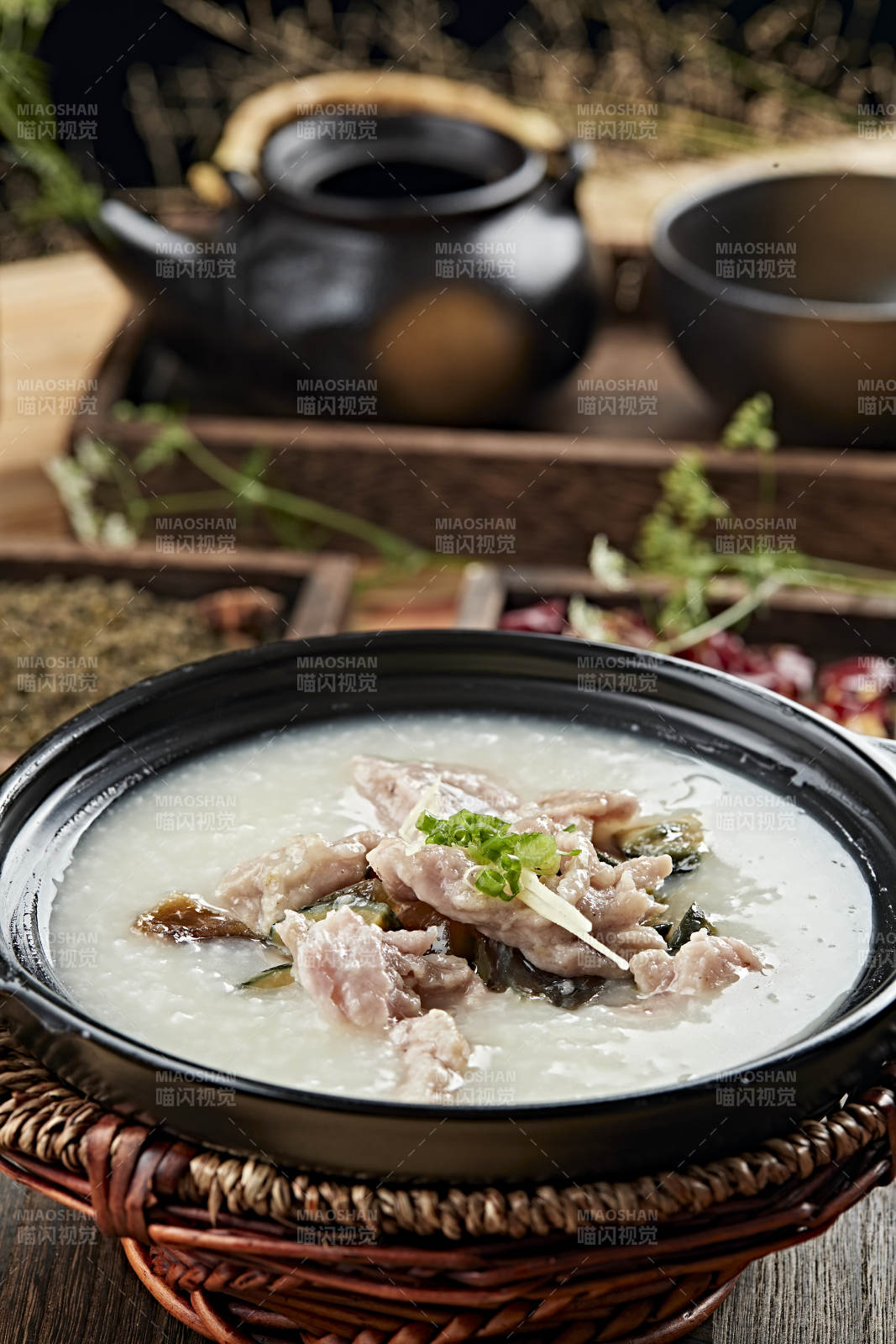 港式茶餐砂锅皮蛋瘦肉粥图片