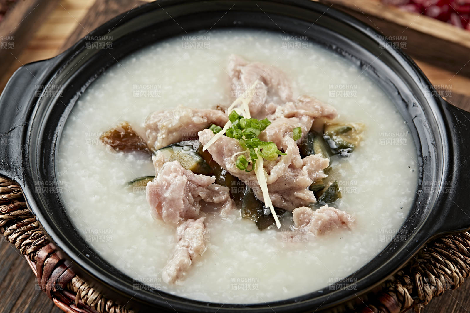 港式茶餐砂锅皮蛋瘦肉粥图片