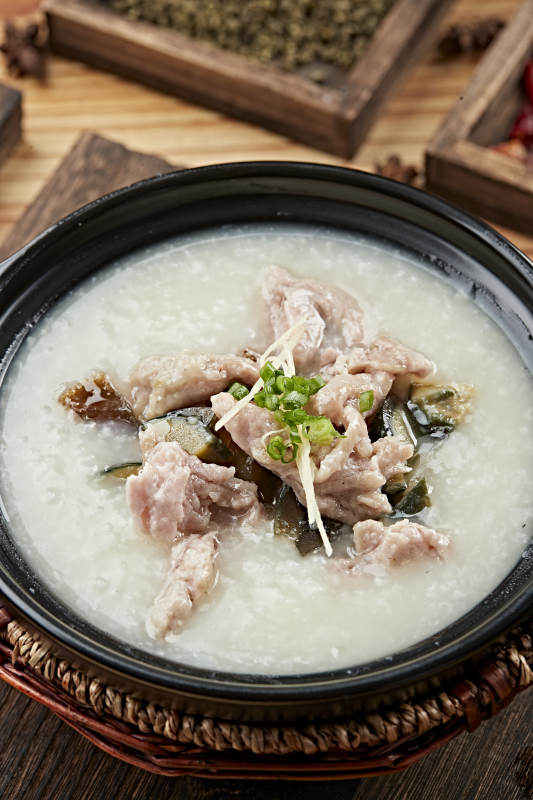 港式茶餐砂锅皮蛋瘦肉粥图片