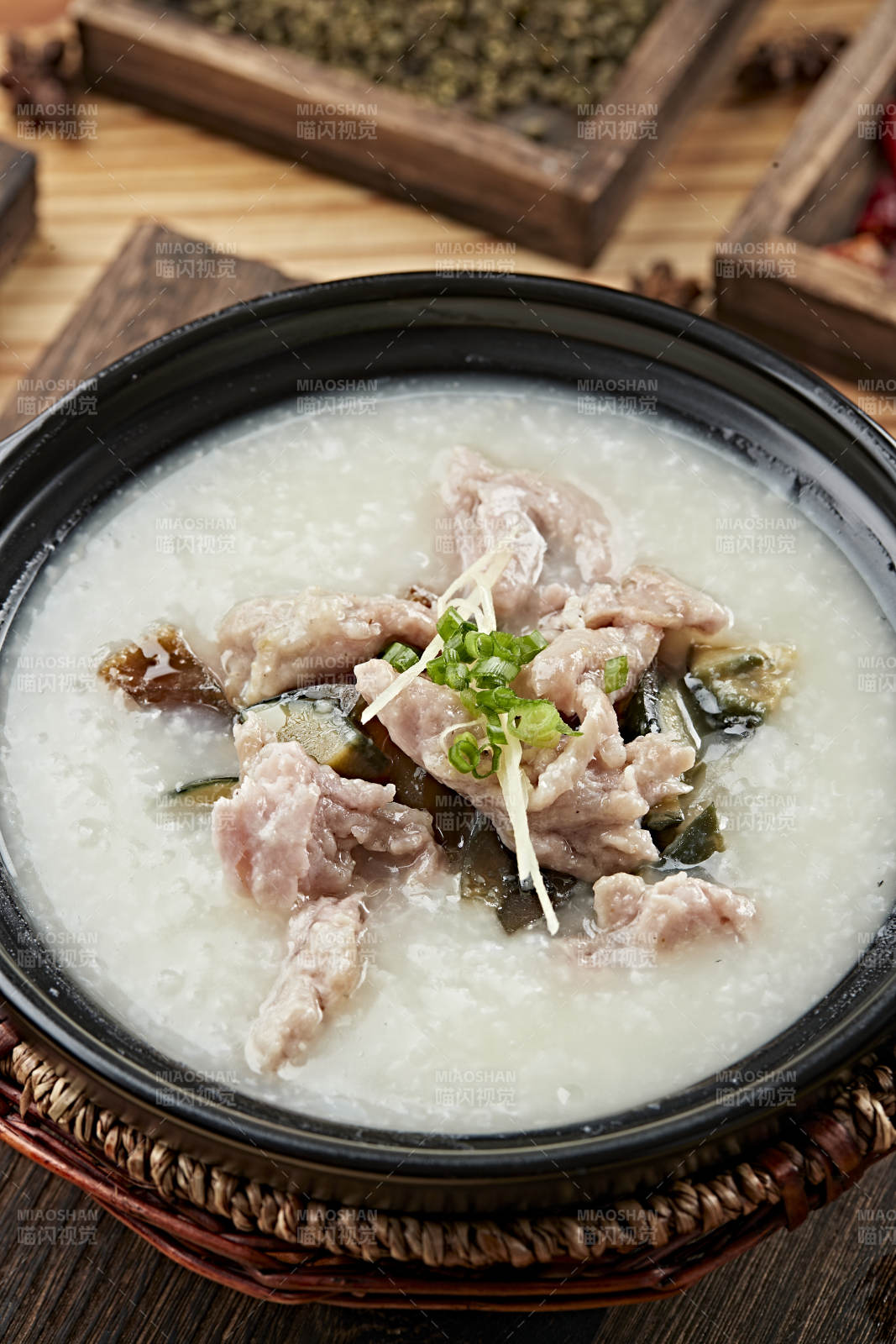 港式茶餐砂锅皮蛋瘦肉粥图片