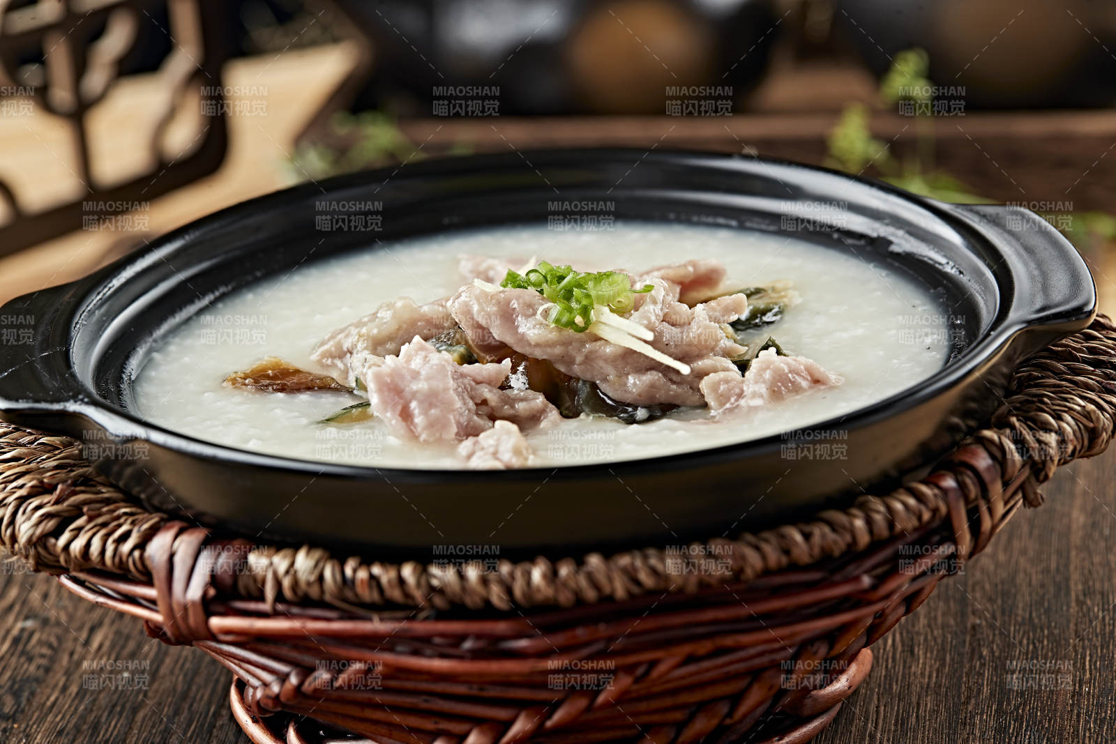 港式茶餐砂锅皮蛋瘦肉粥图片