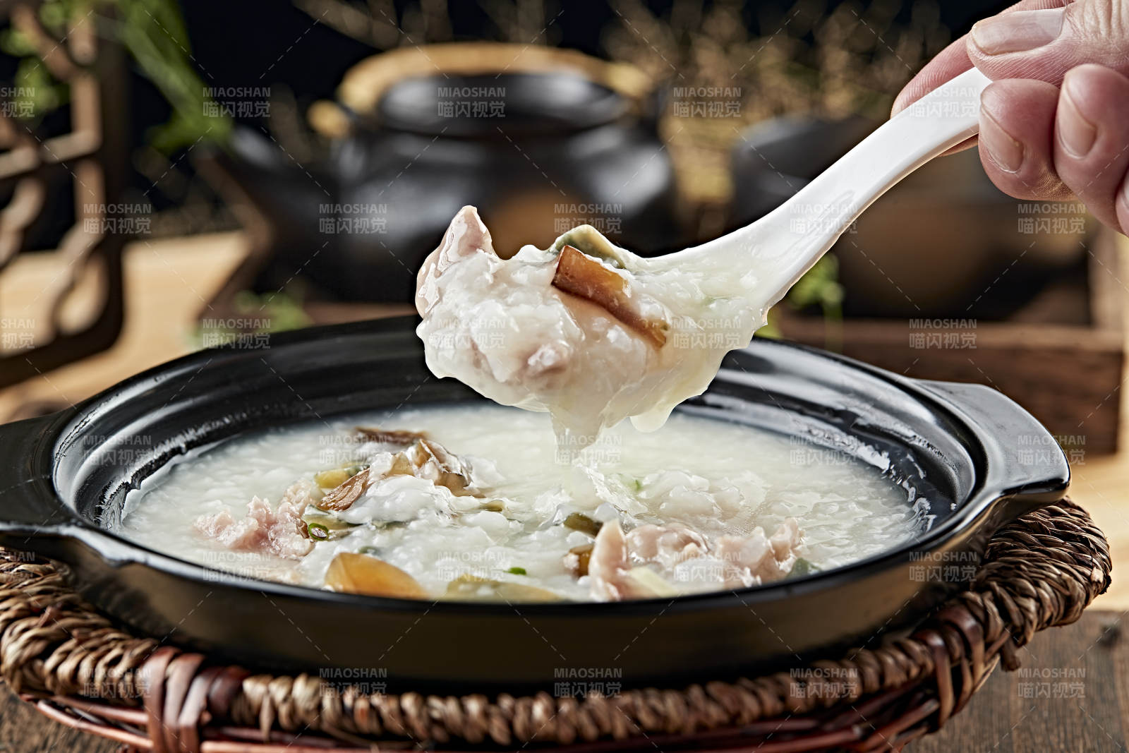 港式茶餐砂锅皮蛋瘦肉粥图片