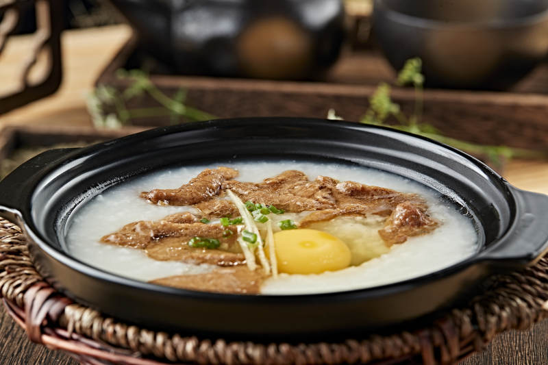 港式茶餐砂锅牛柳滑蛋粥图片