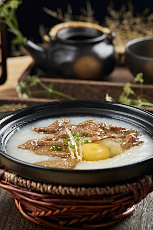 港式茶餐砂锅牛柳滑蛋粥图片