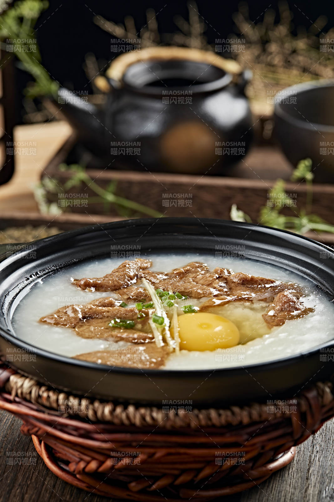 港式茶餐砂锅牛柳滑蛋粥图片