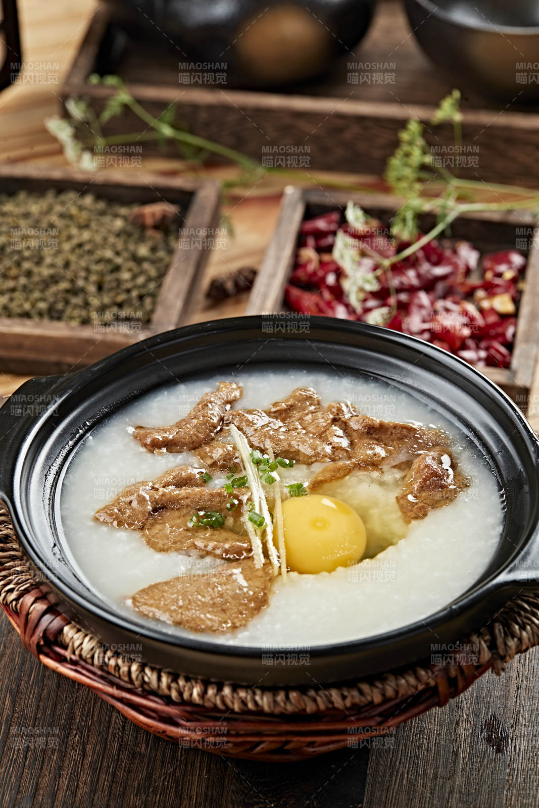 港式茶餐砂锅牛柳滑蛋粥图片