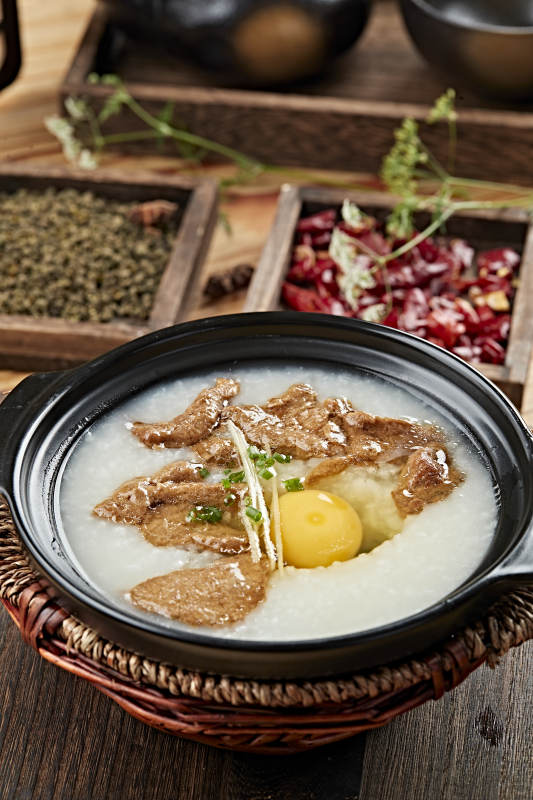 港式茶餐砂锅牛柳滑蛋粥图片