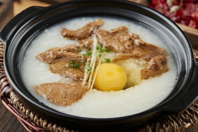 港式茶餐砂锅牛柳滑蛋粥图片