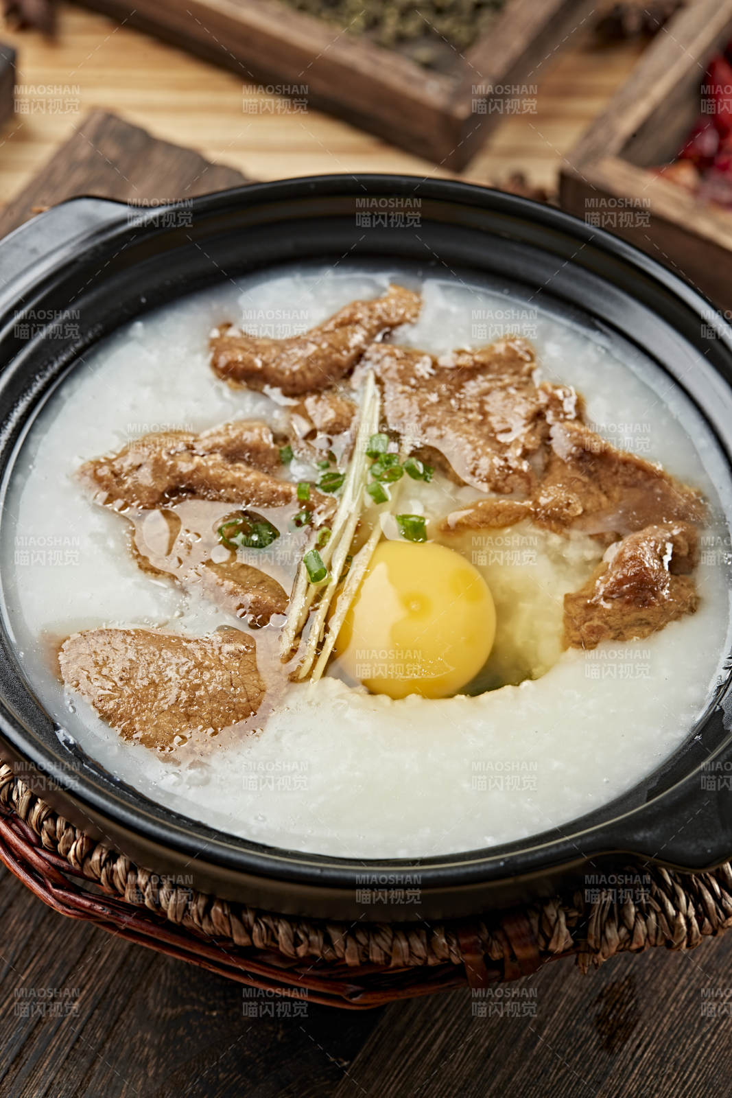 港式茶餐砂锅牛柳滑蛋粥图片