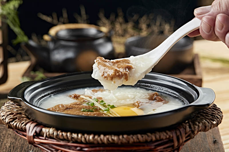 港式茶餐砂锅牛柳滑蛋粥图片