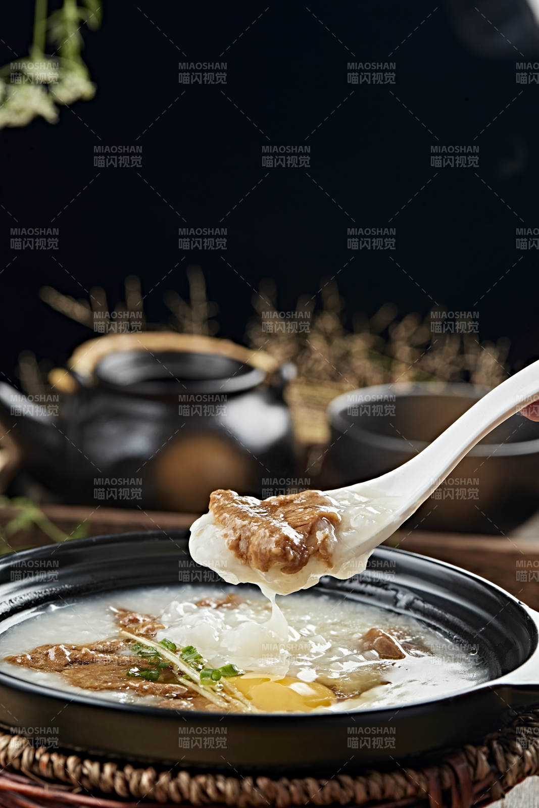 港式茶餐砂锅牛柳滑蛋粥图片