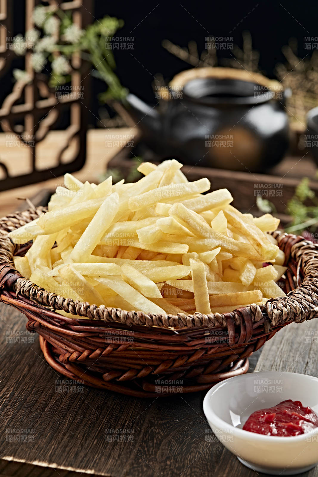 美味炸薯条配番茄酱图片