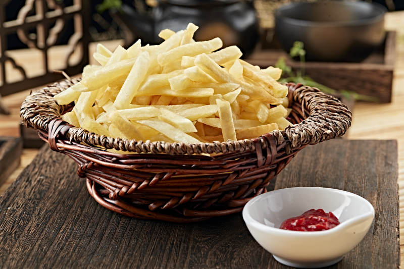 美味炸薯条配番茄酱图片