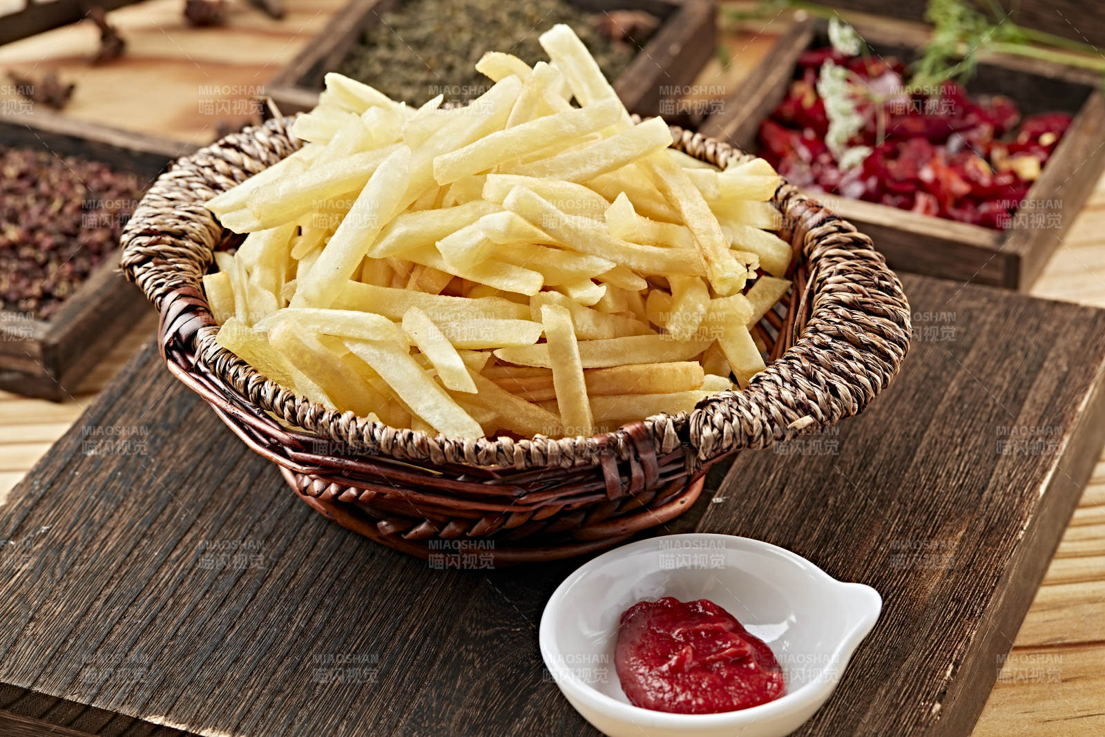 美味炸薯条配番茄酱图片