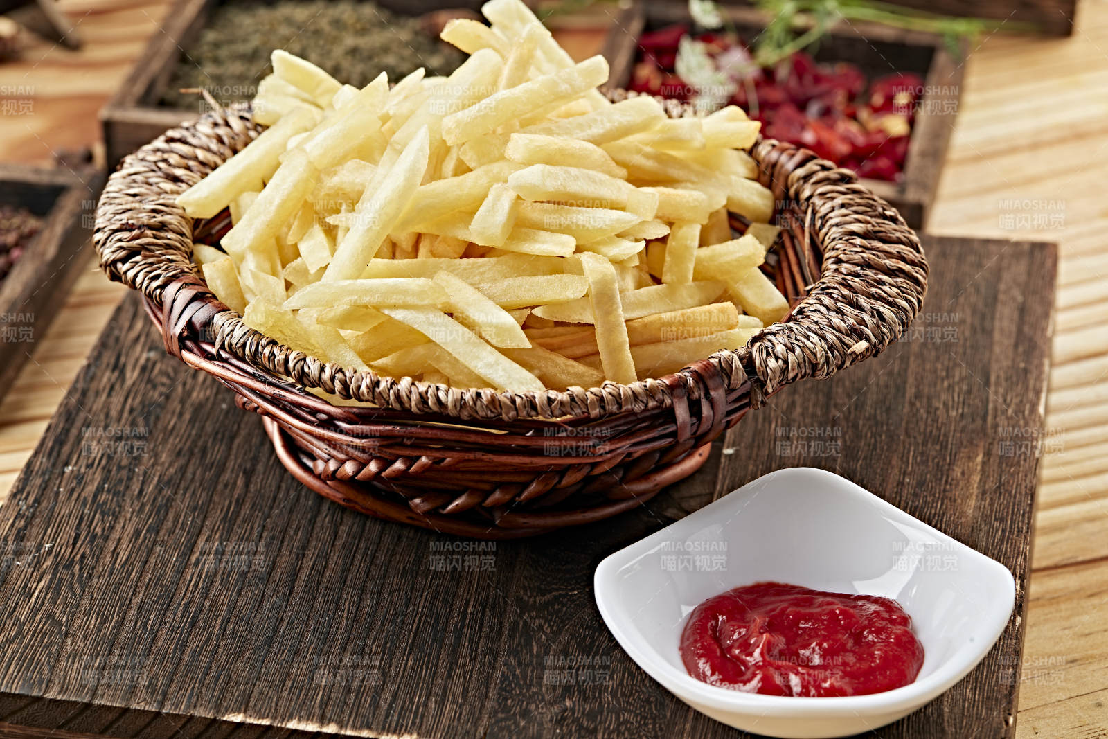 美味炸薯条配番茄酱图片