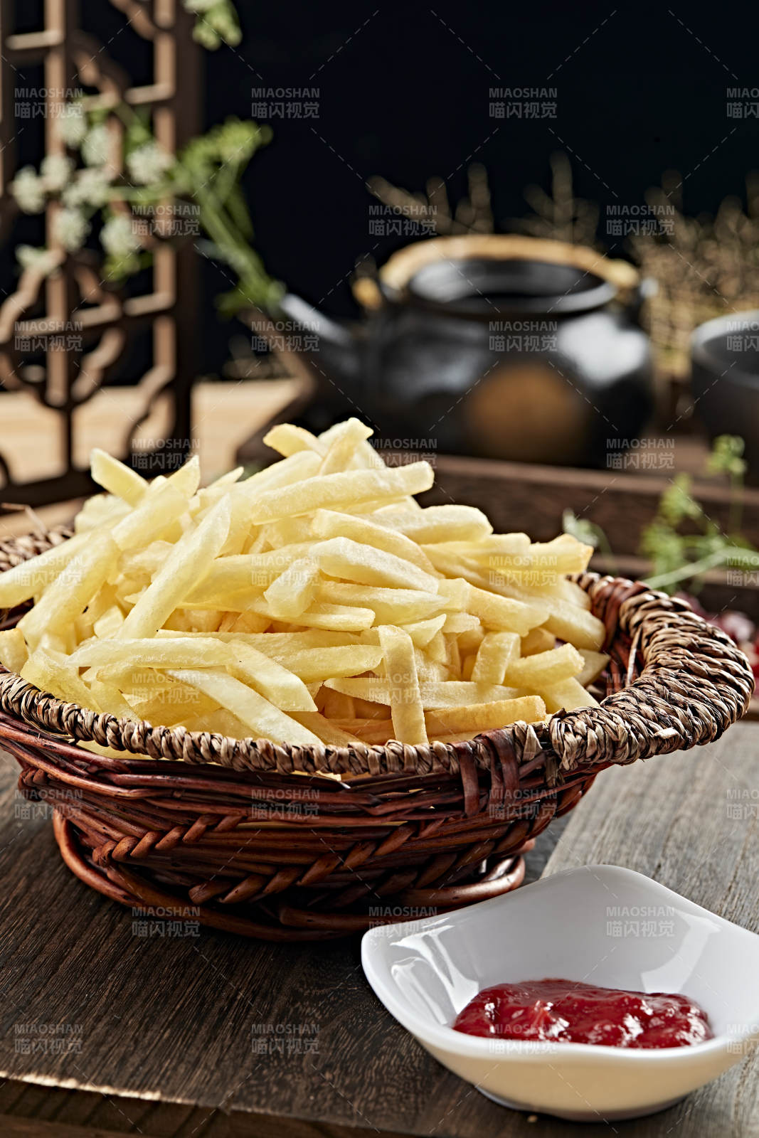 美味炸薯条配番茄酱图片