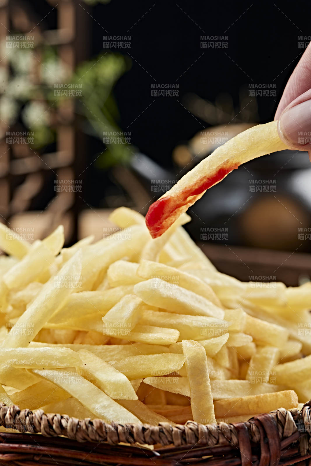 美味炸薯条配番茄酱图片