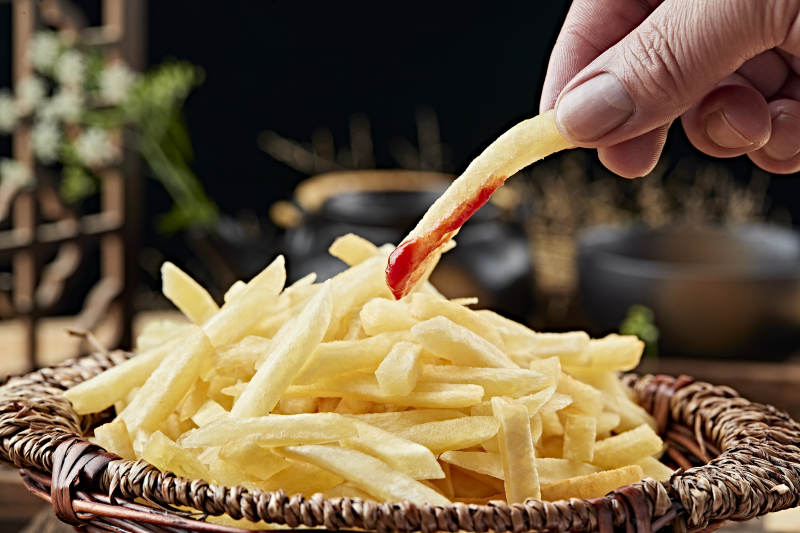 美味炸薯条配番茄酱图片