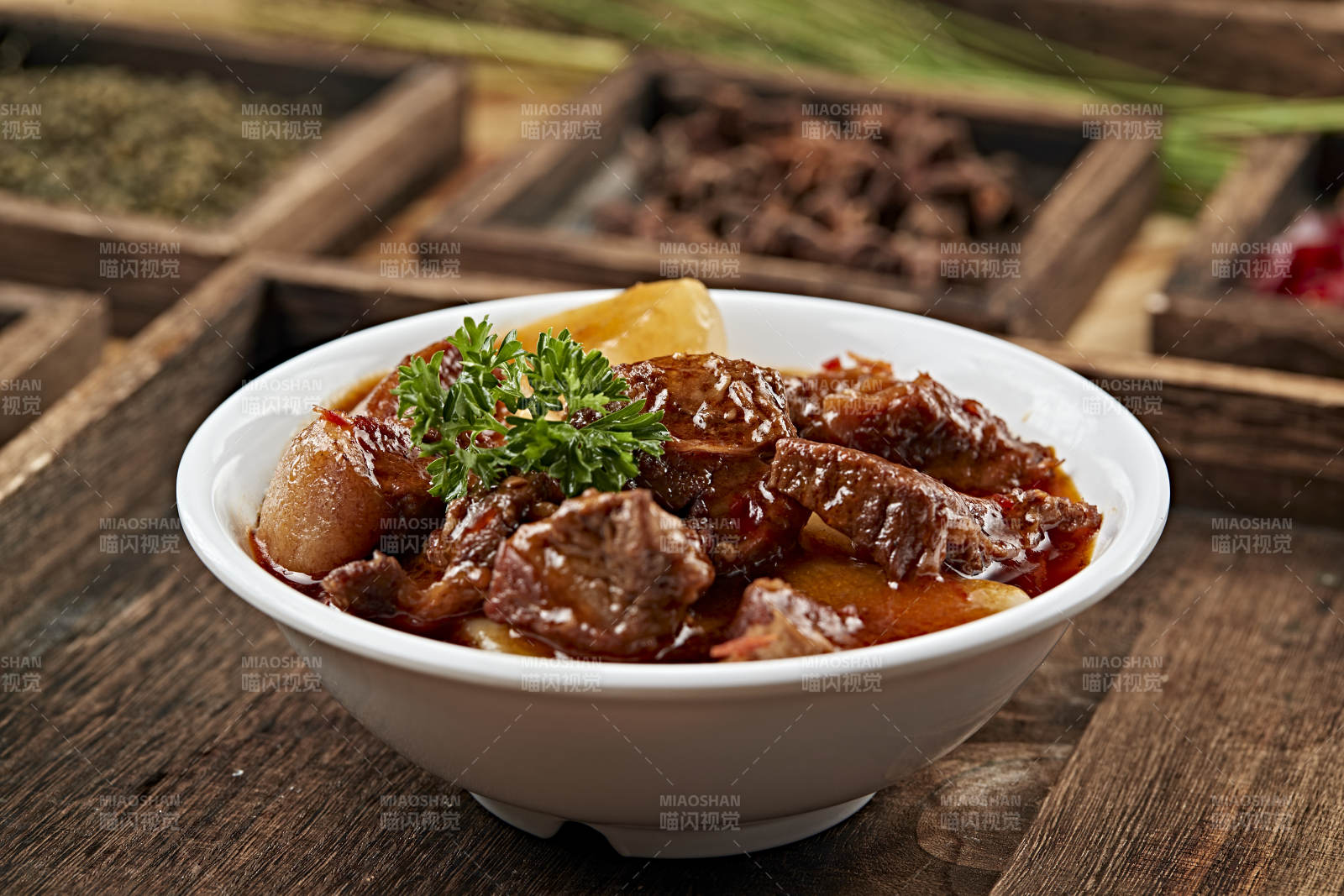 港式茶餐牛腩炖萝卜图片